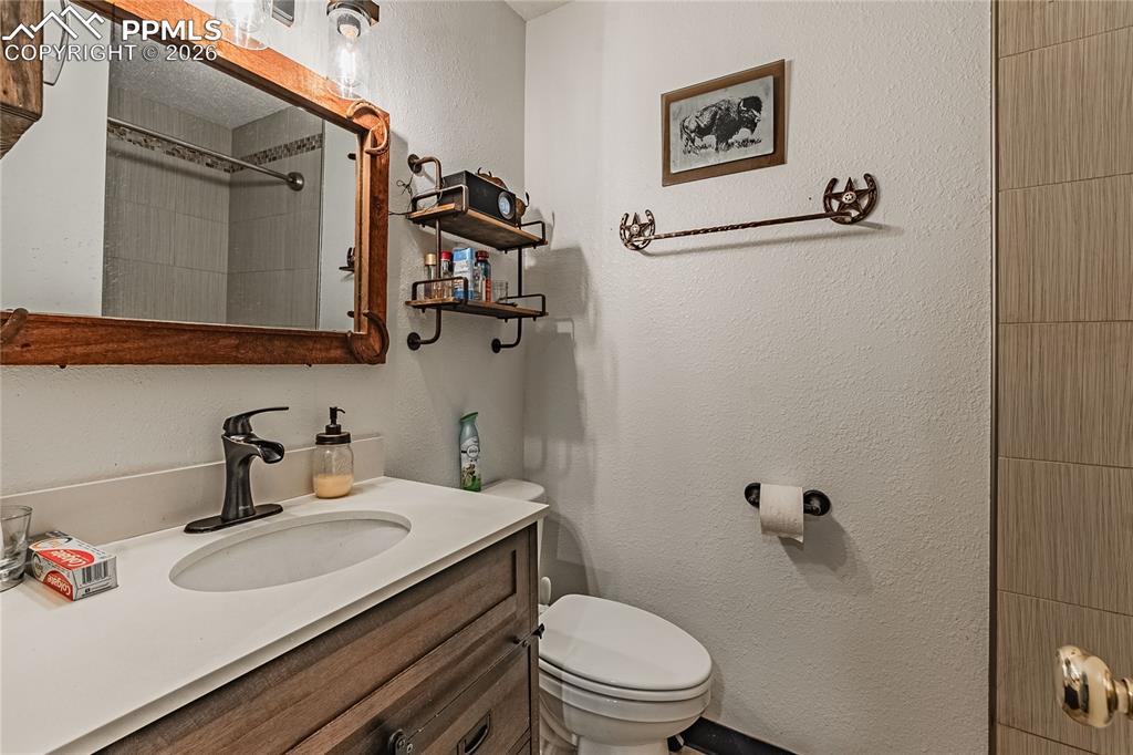 Image 23 of 32: Bathroom