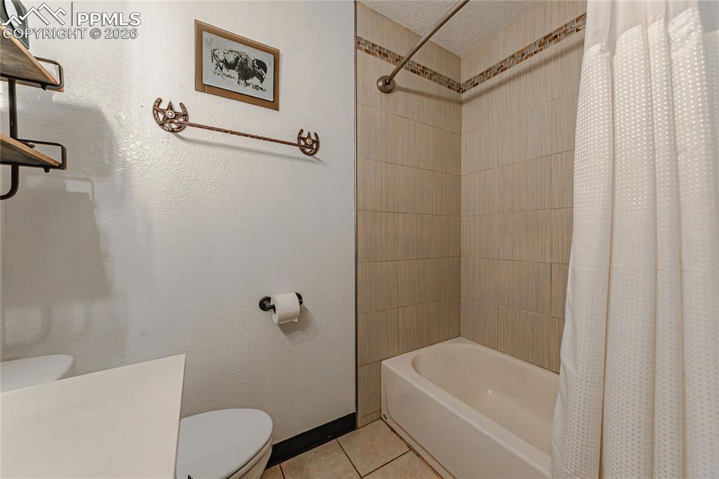 Image 24 of 32: Bathroom