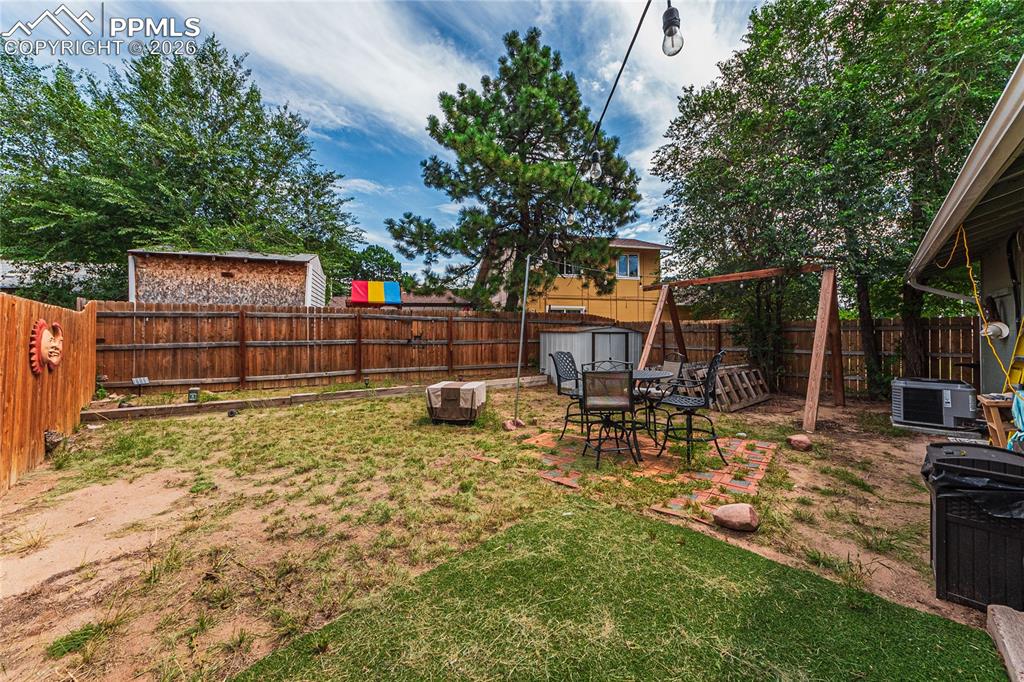 Image 26 of 32: Yard