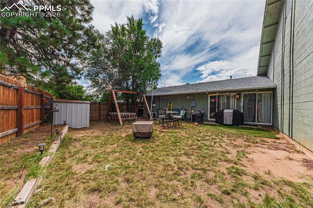 Image 28 of 32: Yard