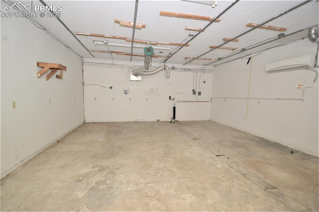 Image 10 of 24: Garage