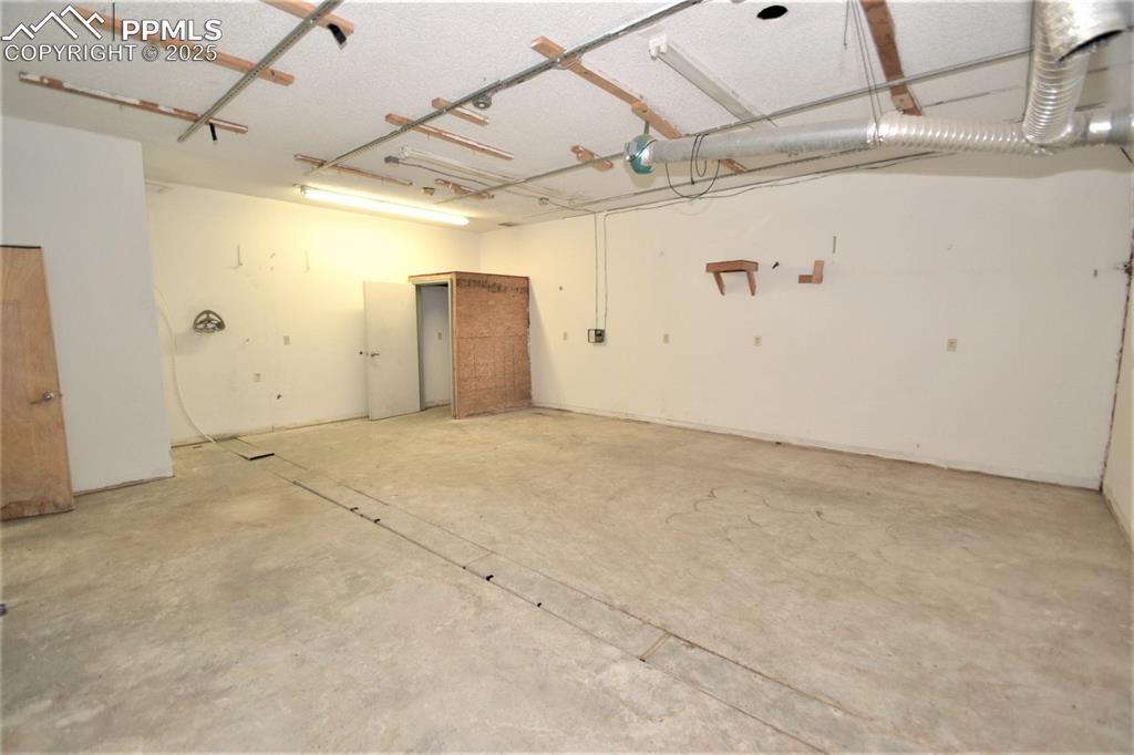 Image 11 of 24: Garage