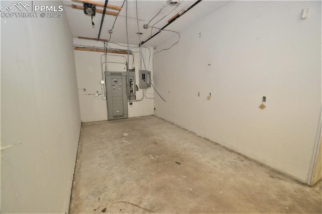 Image 12 of 24: Garage