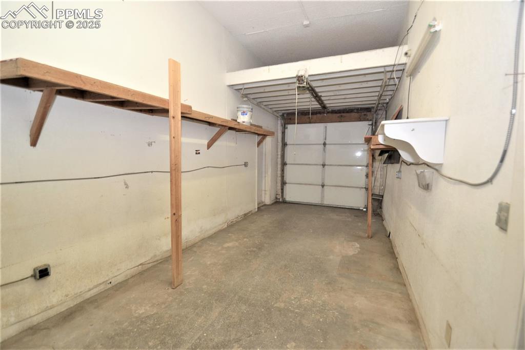 Image 19 of 24: Garage