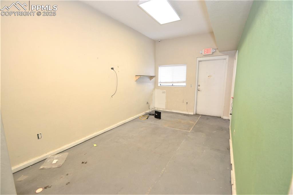 Image 22 of 24: Laundry