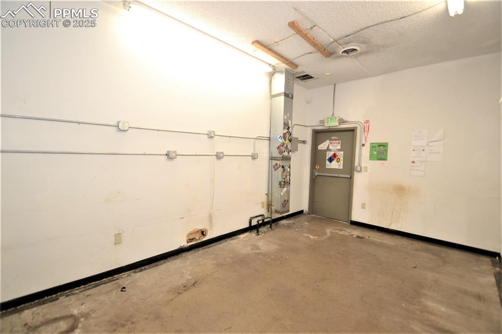 Image 6 of 24: Garage