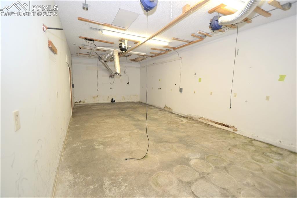 Image 7 of 24: Garage