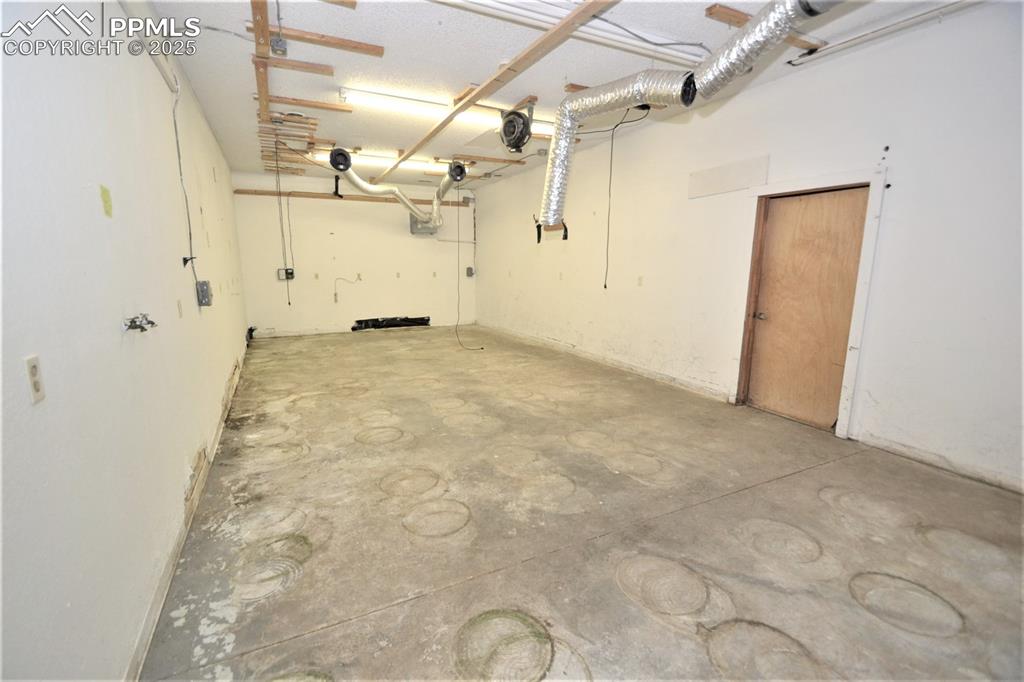 Image 9 of 24: Garage