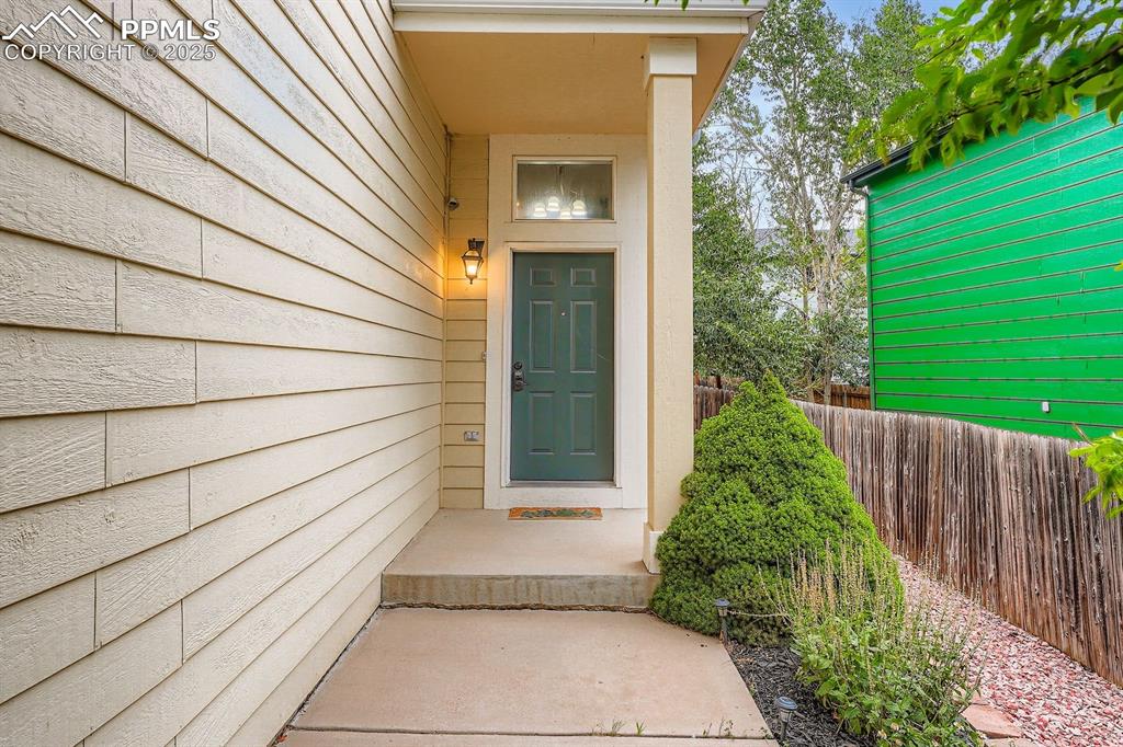 Image 3 of 28: Property entrance