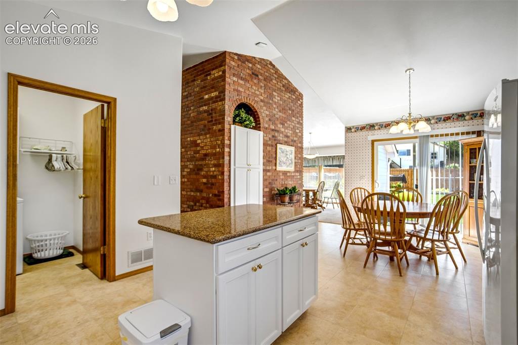 Image 14 of 50: Kitchen