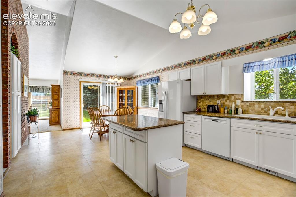 Image 15 of 50: Kitchen