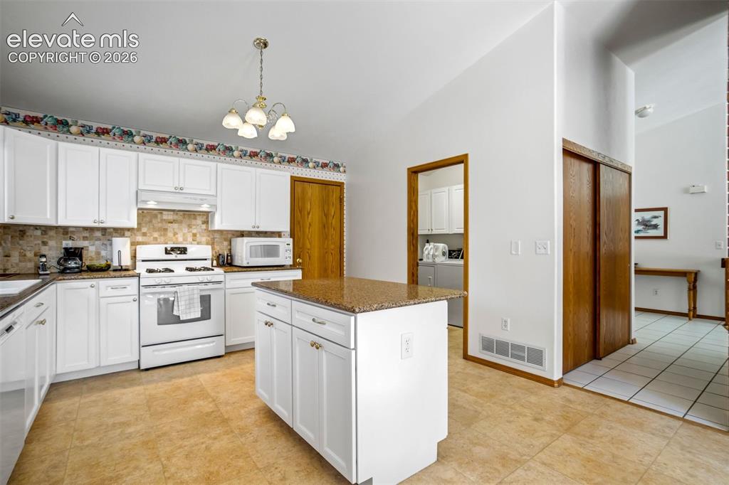 Image 16 of 50: Kitchen