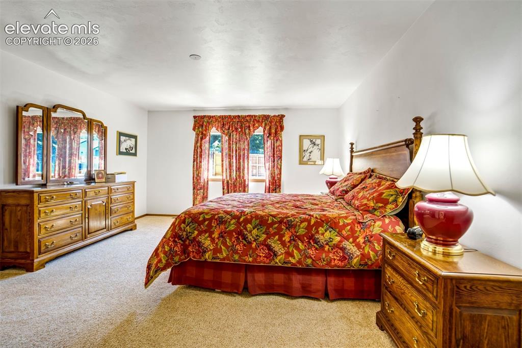 Image 18 of 50: Bedroom