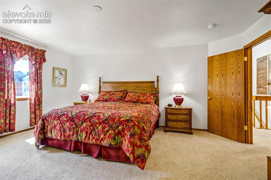 Image 19 of 50: Bedroom