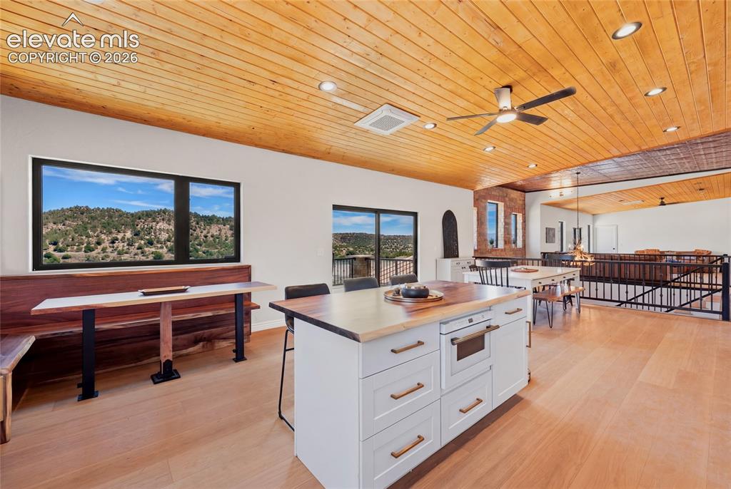 Image 13 of 43: Kitchen
