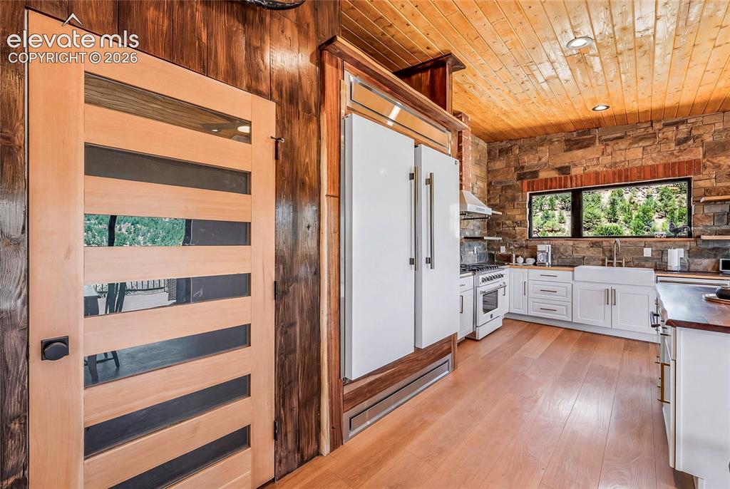 Image 14 of 43: Kitchen
