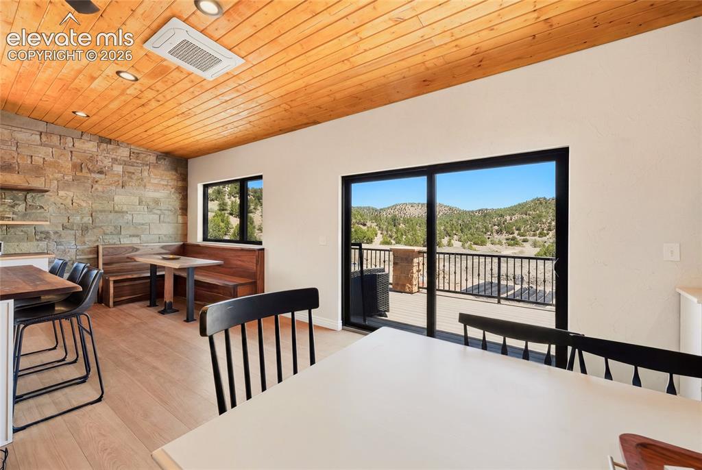 Image 16 of 43: Dining Area