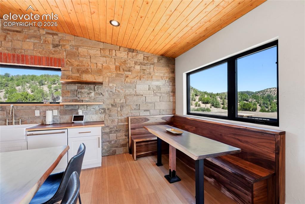 Image 17 of 43: Dining Area