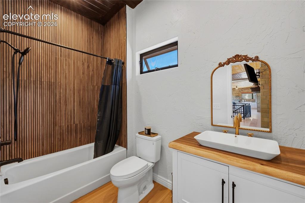 Image 21 of 43: Bathroom