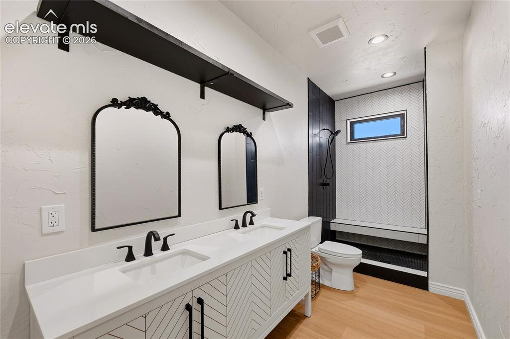 Image 22 of 43: Bathroom