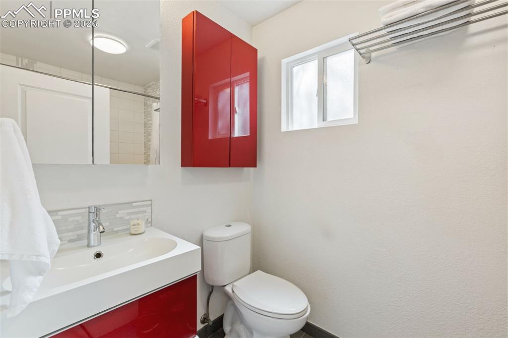 Image 18 of 35: Updated Full Bathroom!