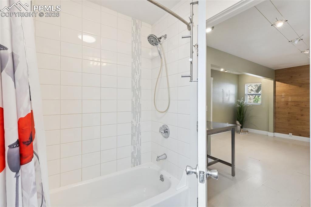 Image 19 of 35: Full Bathroom Serves Both Bedrooms!