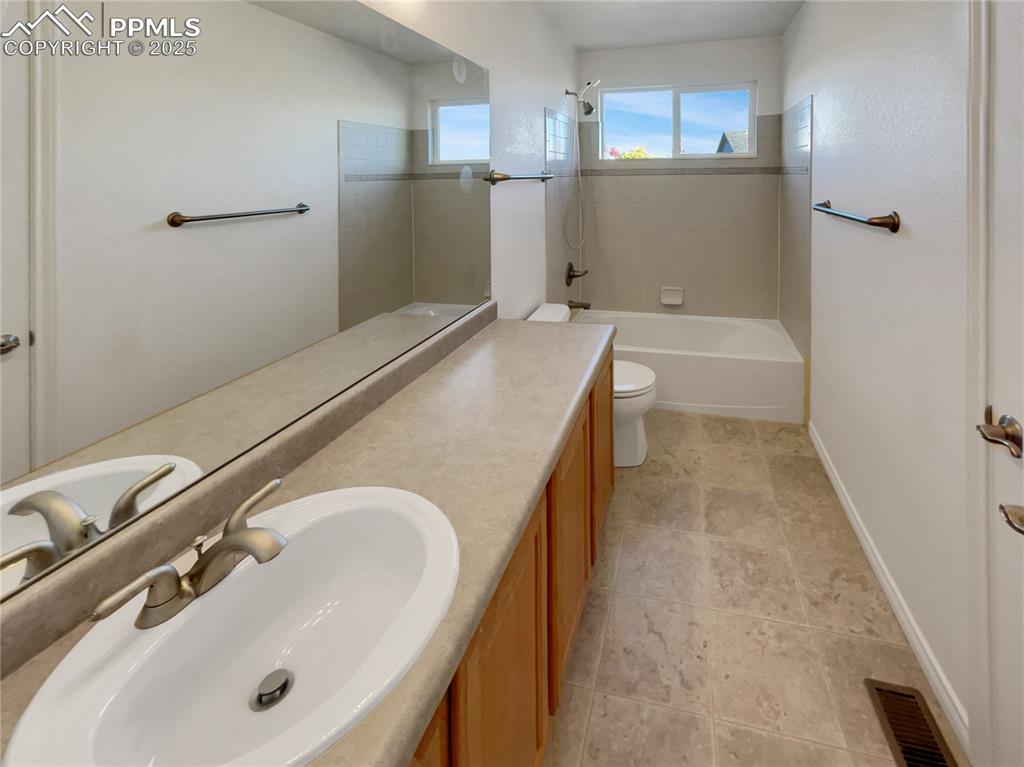 Image 18 of 28: Bathroom