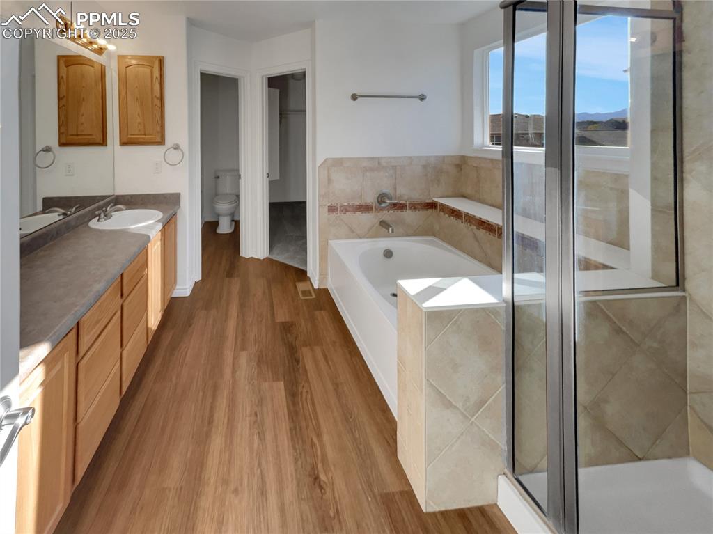 Image 23 of 28: Bathroom