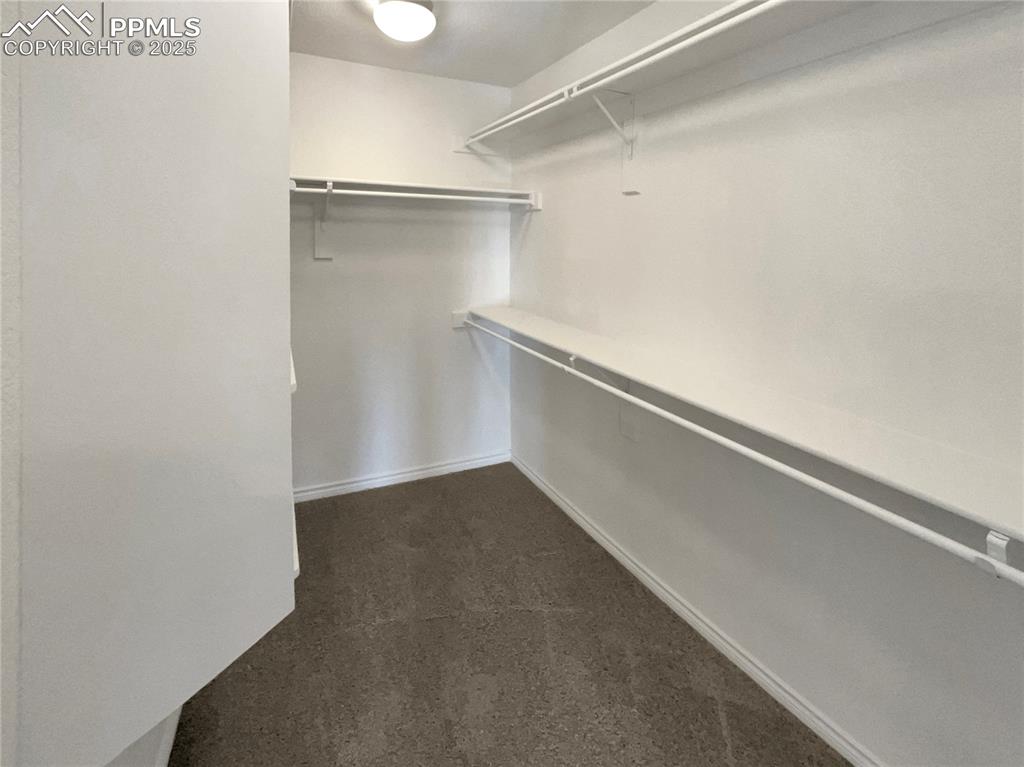 Image 9 of 28: Closet