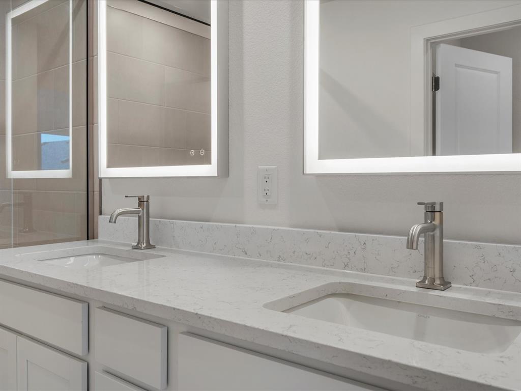 Image 19 of 25: Bathroom