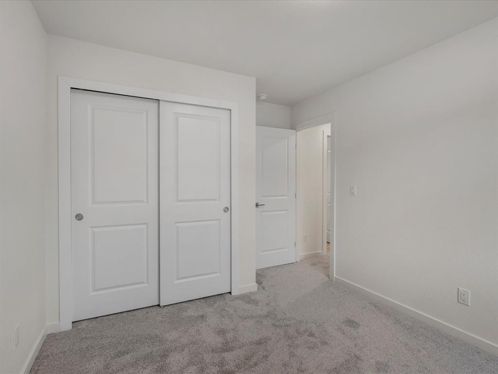 Image 24 of 25: Bedroom