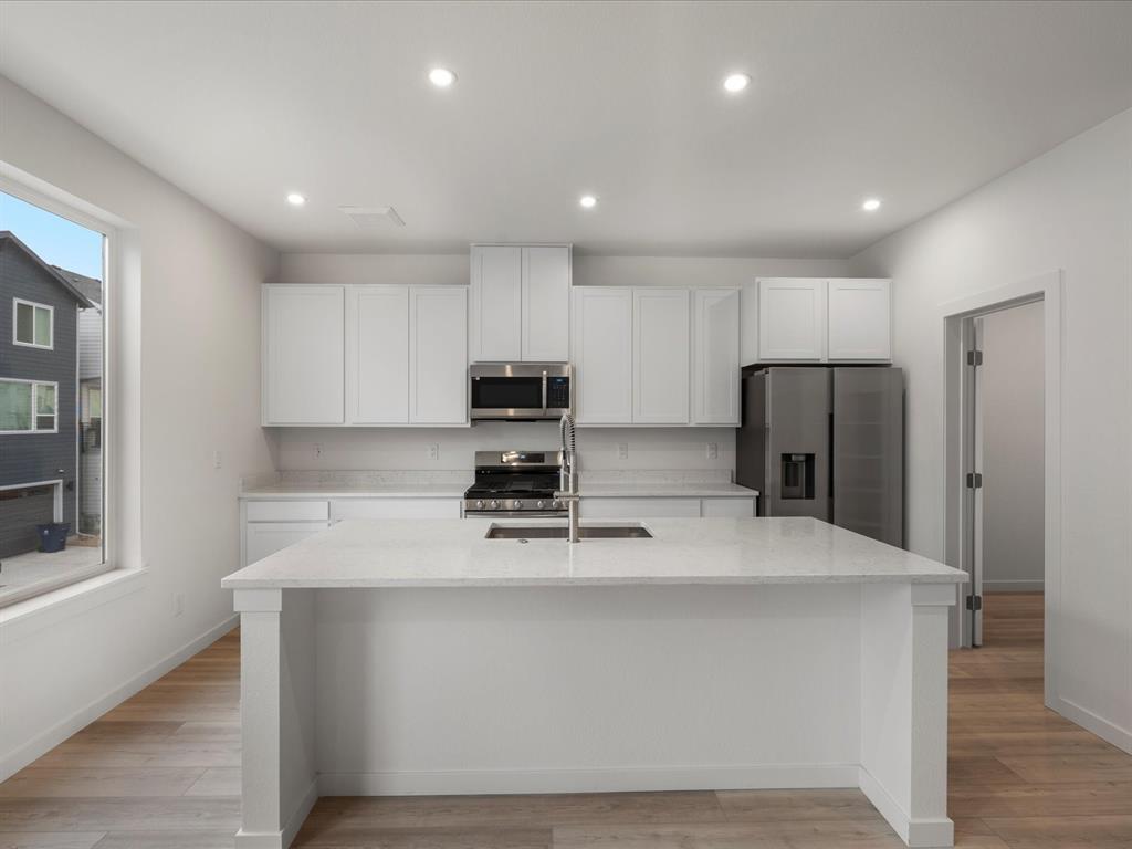 Image 6 of 25: Kitchen