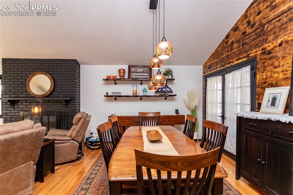 Image 20 of 50: Lots of room for family & friends.