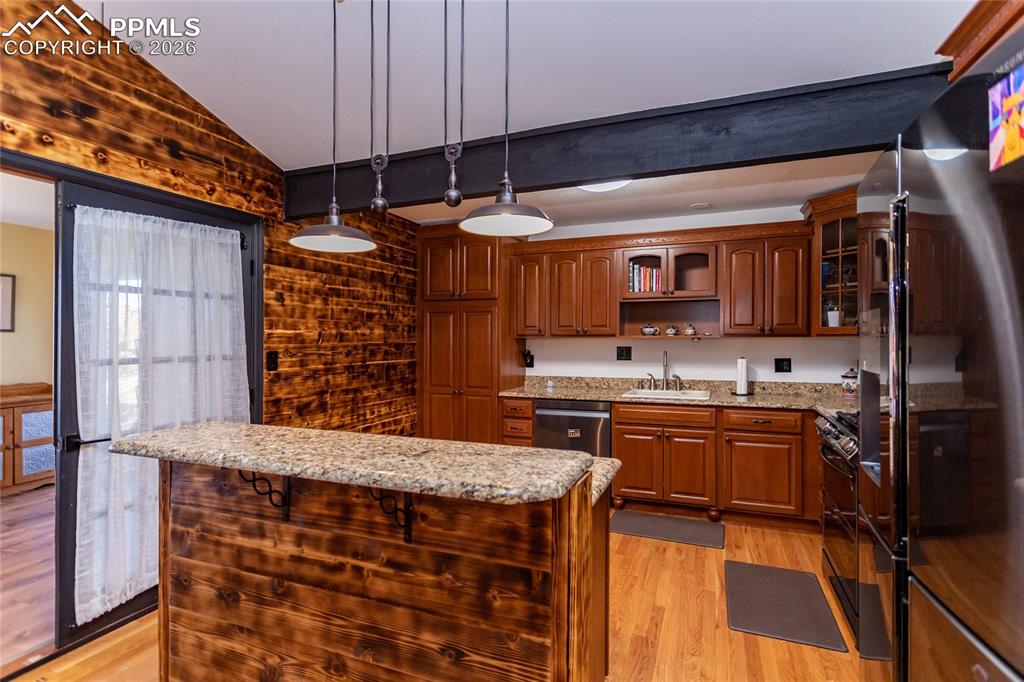 Image 21 of 50: Dreamy, roomy kitchen.  Island with breakfast bar & pantry.