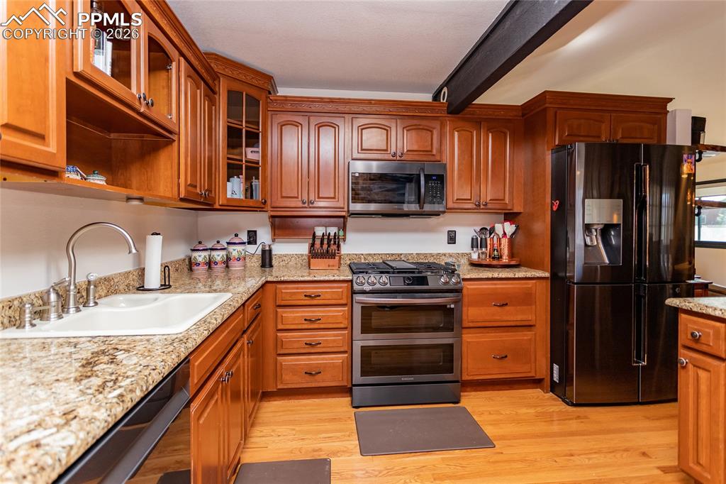 Image 23 of 50: Plenty of room to let your inner chef creative delicious meals.