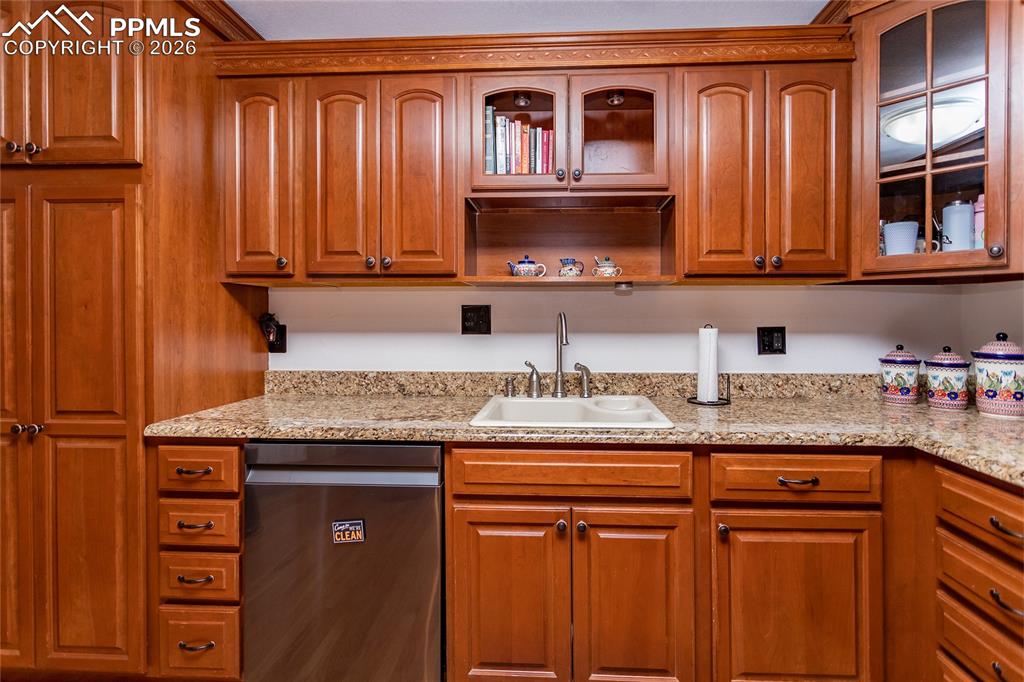 Image 24 of 50: LOTS of storage for everything you need.