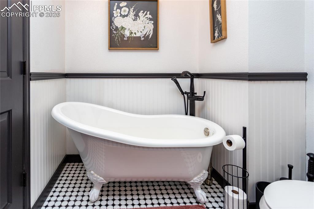 Image 38 of 50: Luxurious soaking tub.