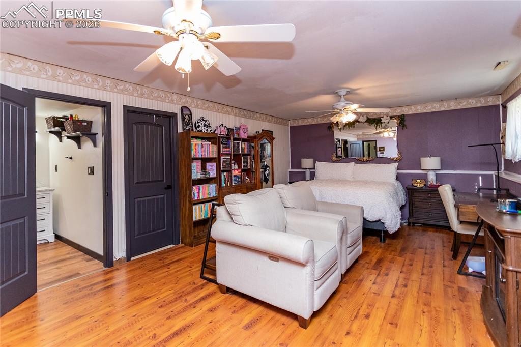 Image 42 of 50: Roomy & private for your teenager or the grandparents.