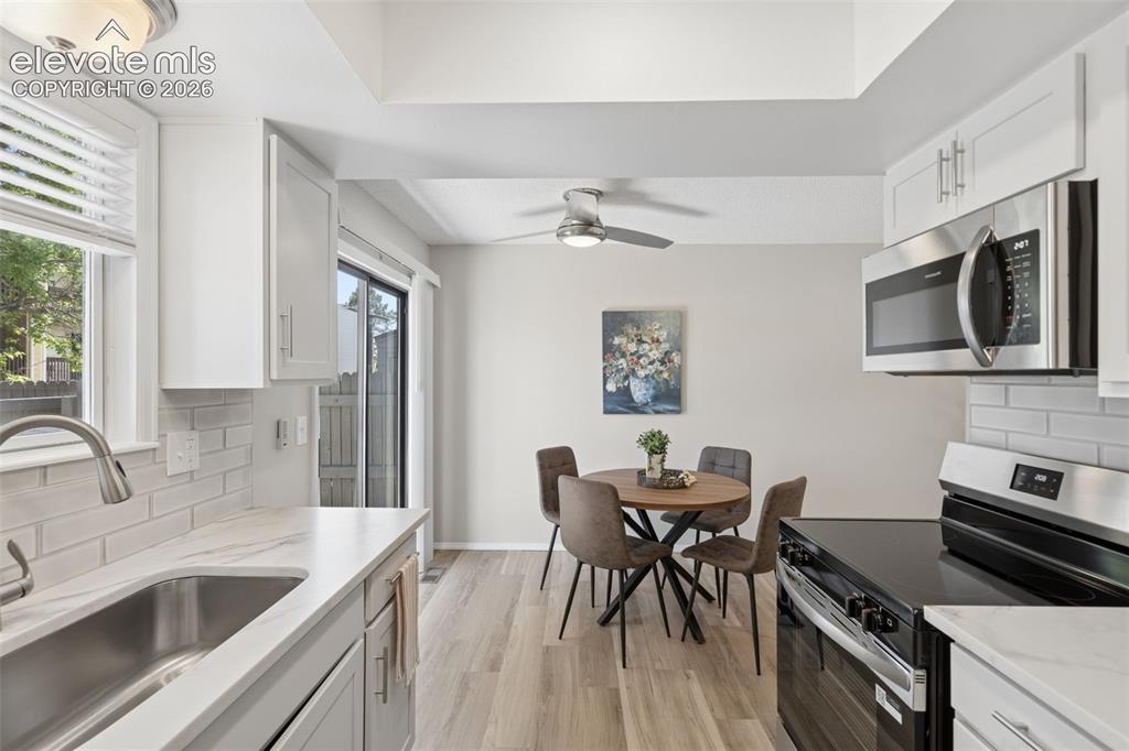 Image 15 of 26: Kitchen