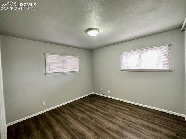 Image 28 of 32: (Upper Unit) Bed 1