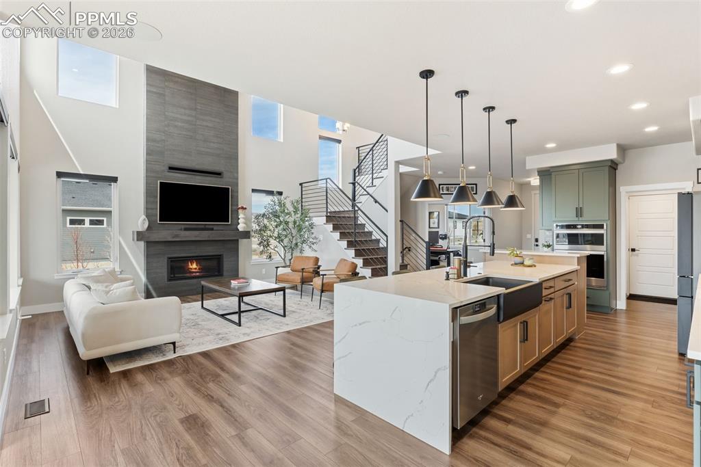 Image 11 of 47: Kitchen