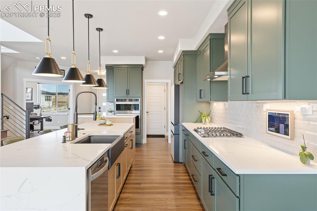 Image 18 of 47: Kitchen