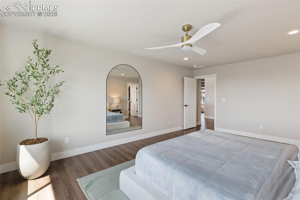 Image 26 of 47: Bedroom