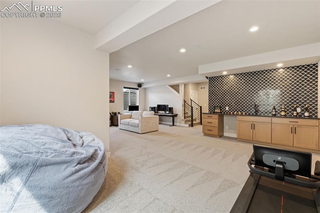 Image 37 of 47: HUGE Rec./Family Room and Wetbar