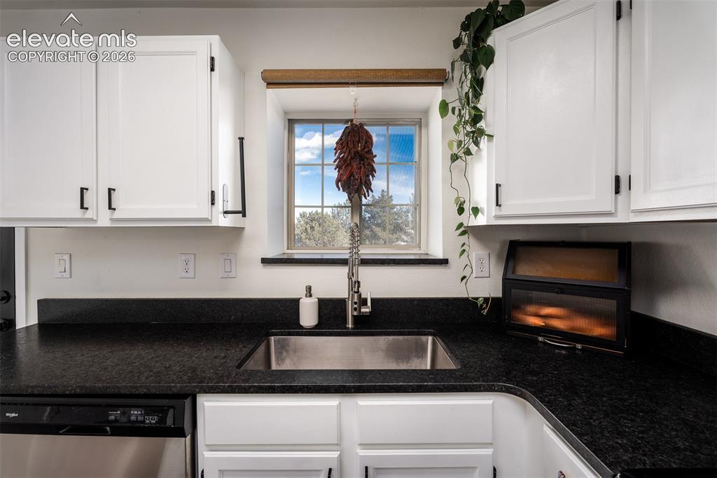 Image 10 of 37: Kitchen