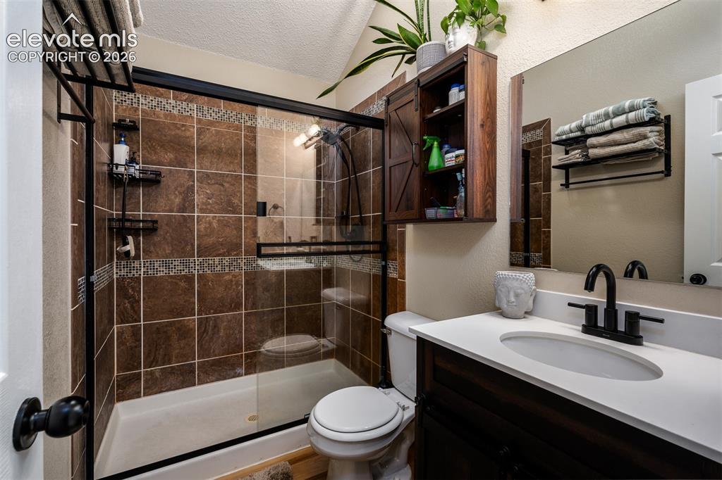 Image 20 of 37: Bathroom