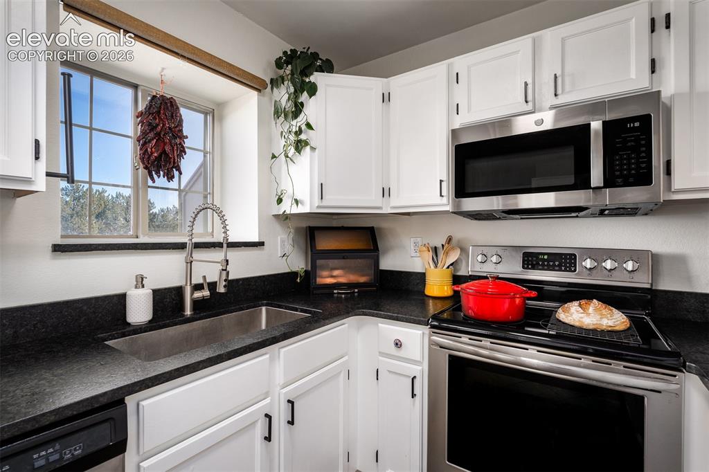 Image 9 of 37: Kitchen