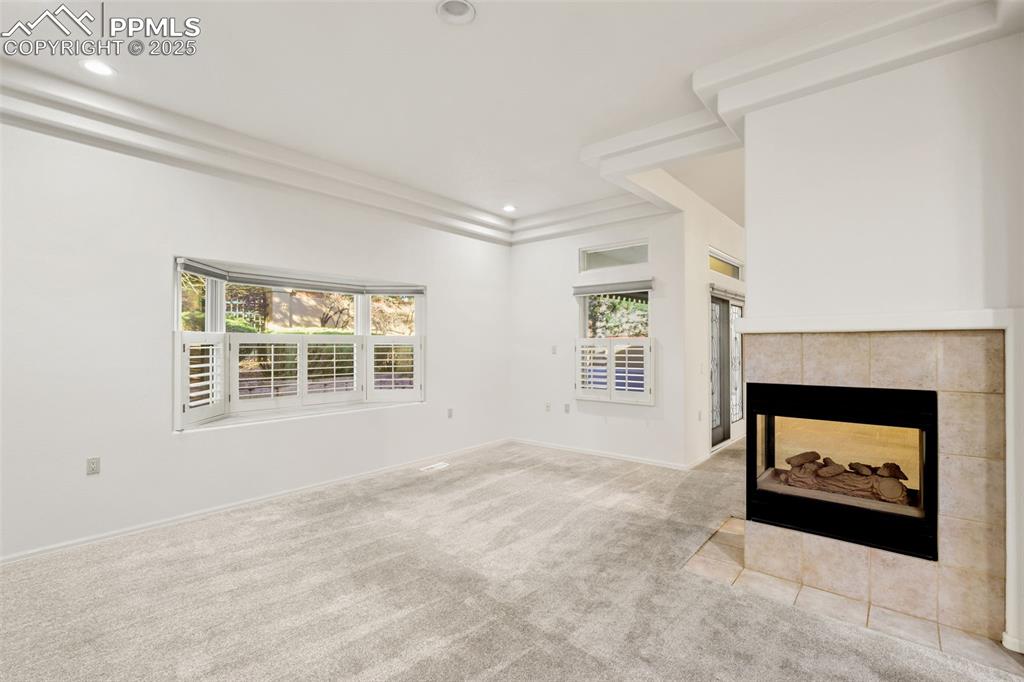 Image 12 of 32: Dining Room