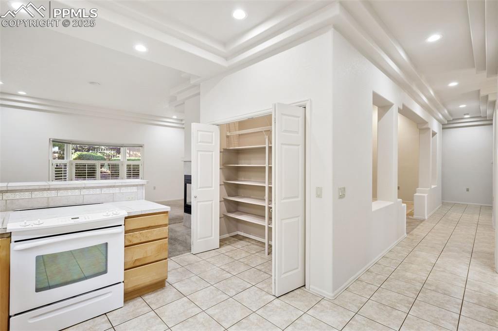 Image 14 of 32: Kitchen