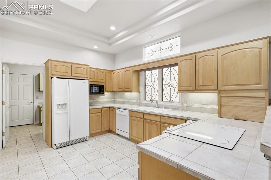 Image 15 of 32: Kitchen